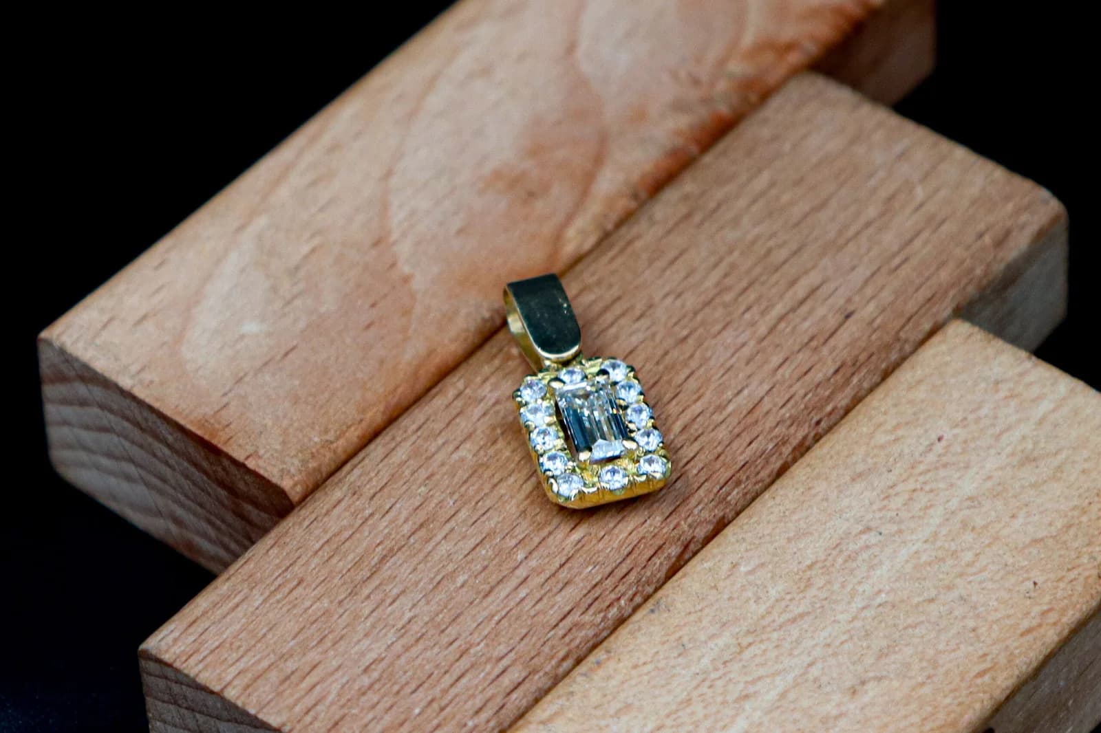 Banquette Diamond Pendent
